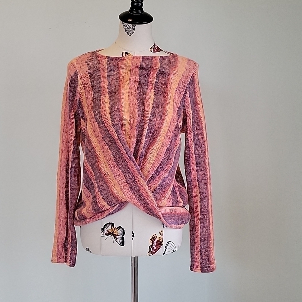 Mts long sleeved top in oranges and reds.  Gathered in the front.  Size is M.